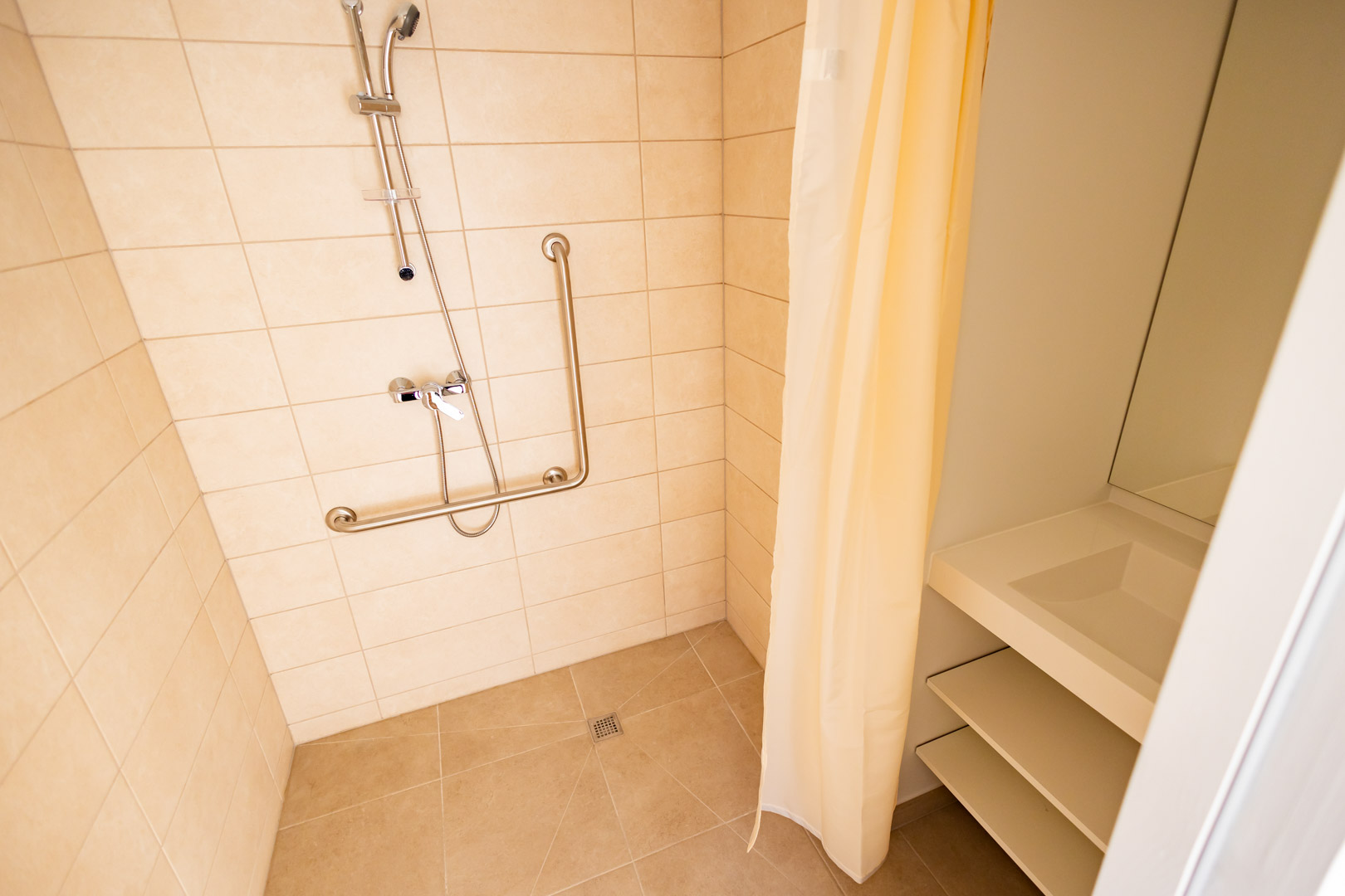 Douche à l'italienne avec barres d'appui