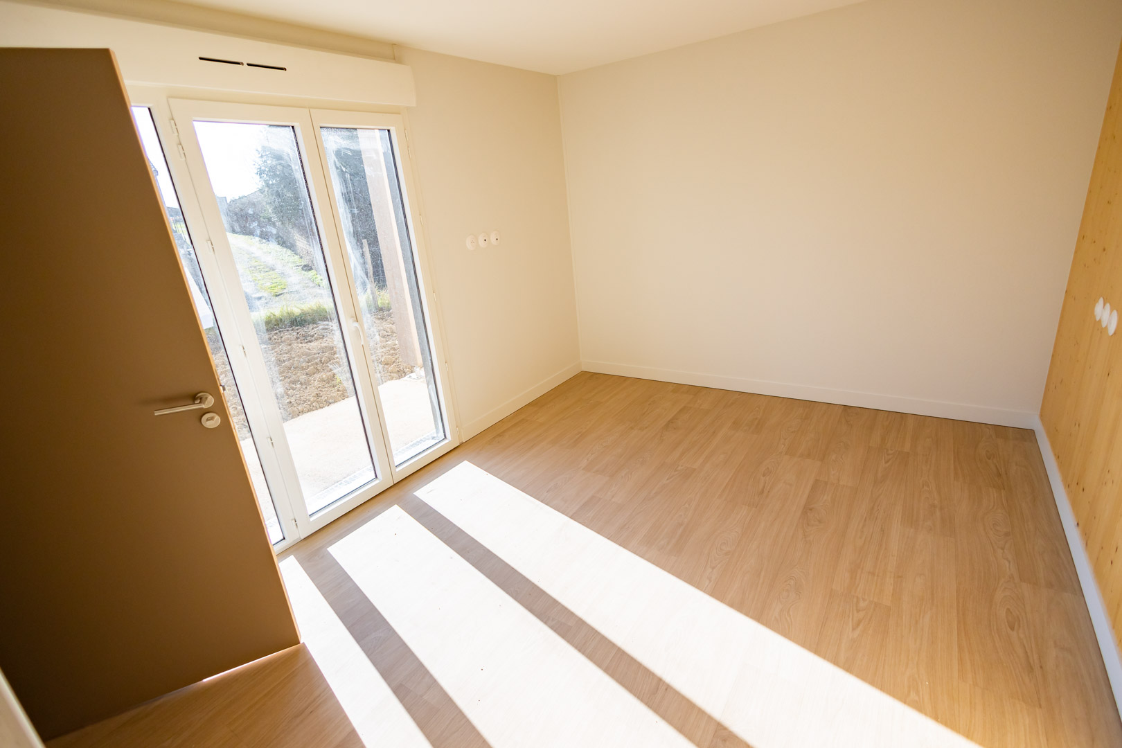 Chambre avec mur en bois