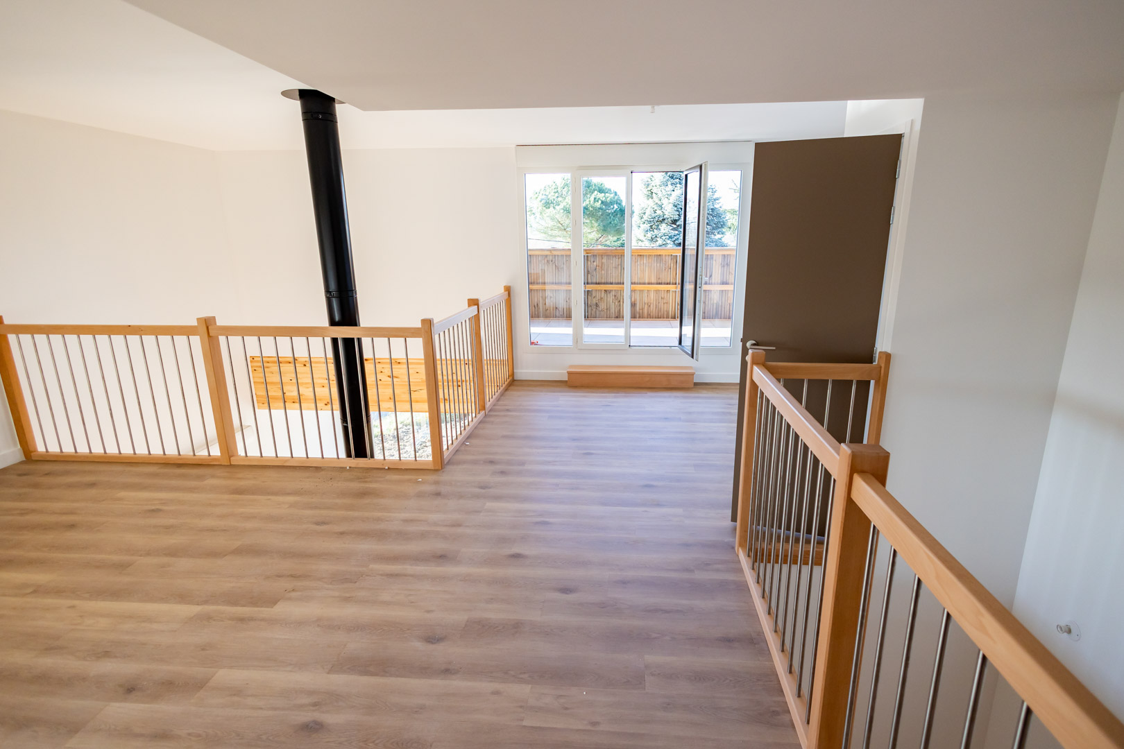 Étage avec poêle et baies vitrées