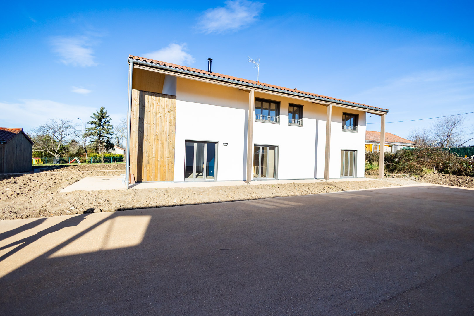 Façade extérieure ensoleillée