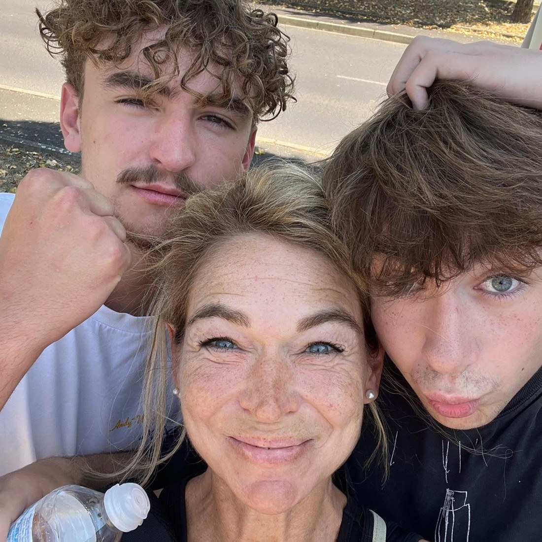 Kristina entourée de ses deux fils