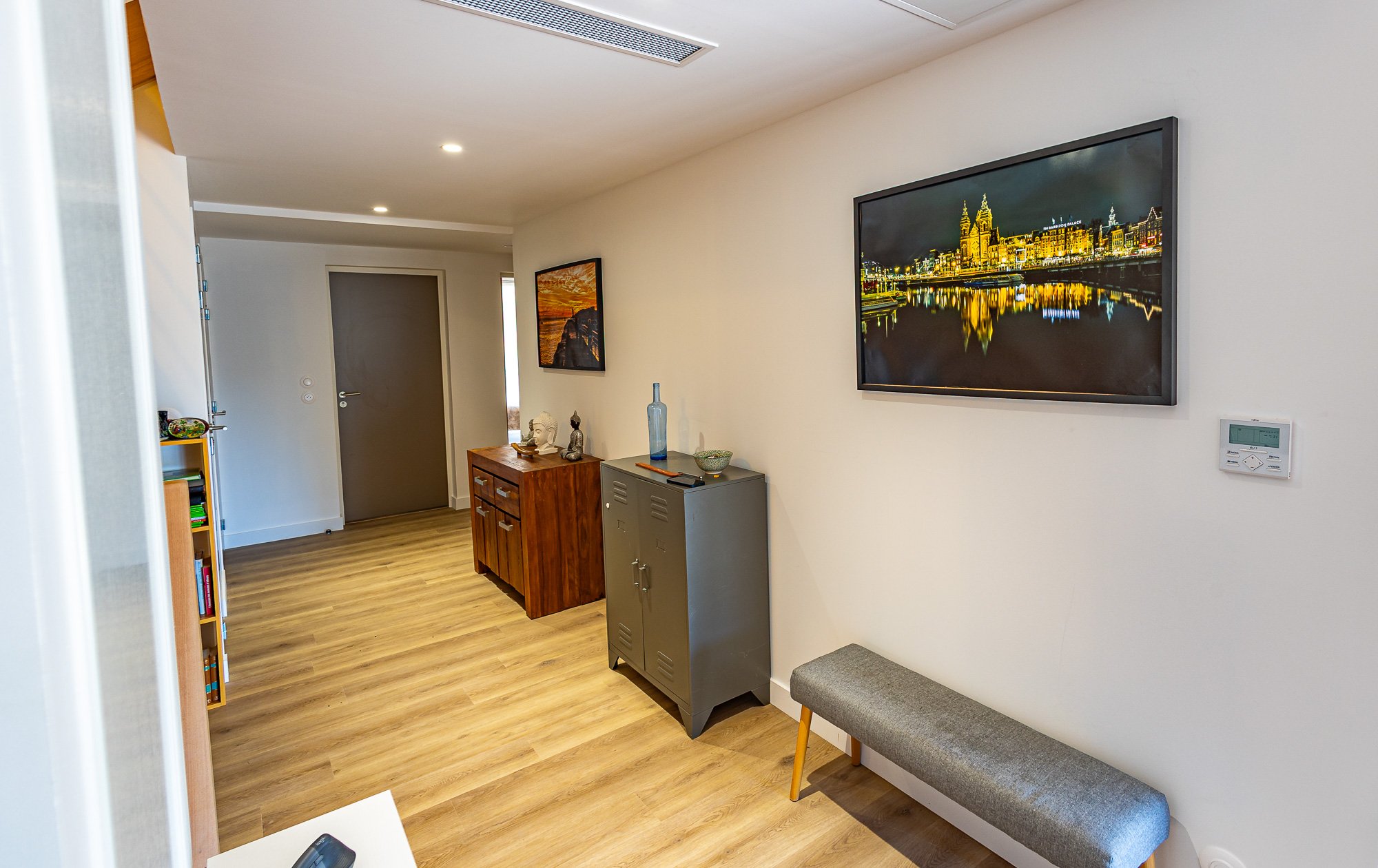 Entrée avec banc, console et œuvres d'art