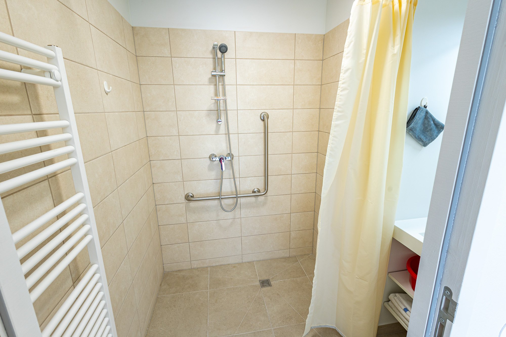 Douche à l'italienne PMR avec barres d'appui