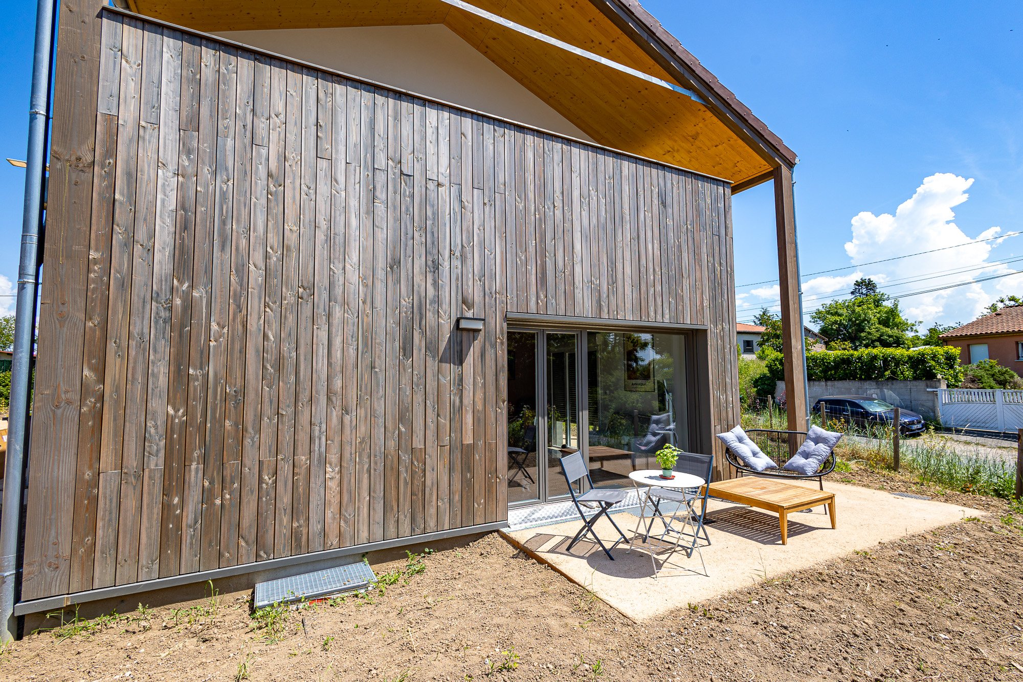 Façade en bois avec terrasse extérieure